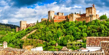 Granada, İspanya. Ünlü Alhambra, Nasrid Emirlik kalesi, Endülüs 'ün Avrupa seyahatlerinin simgesi..