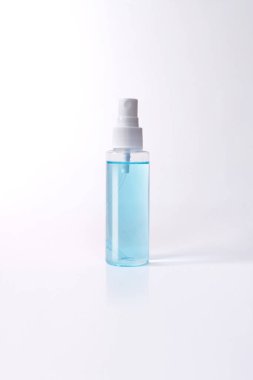 Kesme yolu ile izole edilmiş mavi alkol şişesi spreyi. Covid-19 konsepti.