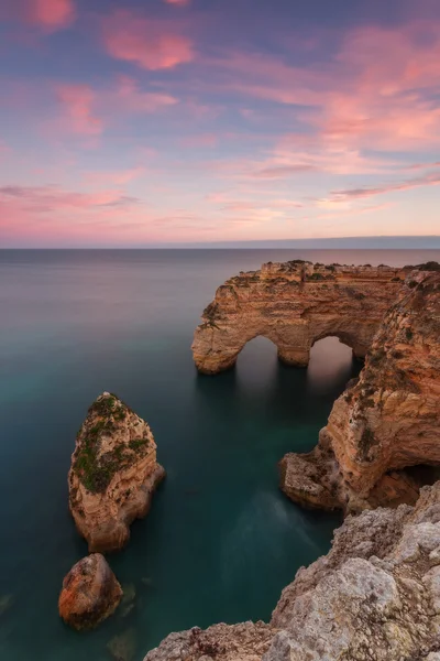 Spiaggia al tramonto magico paesaggio Marinha. — Foto Stock