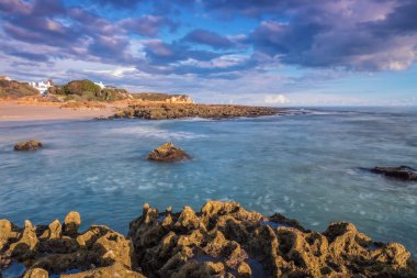 deniz dalgaları ve kayalar.