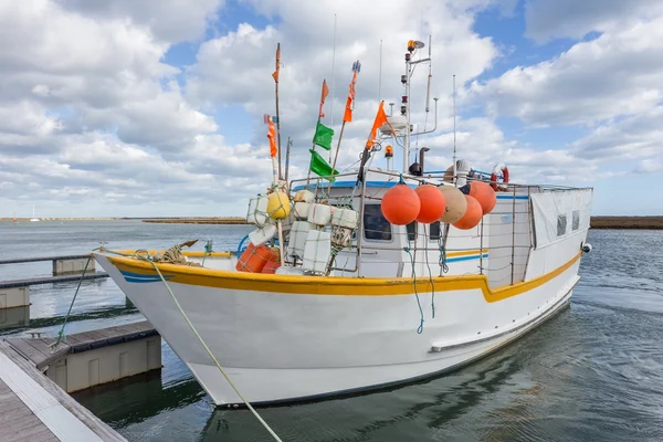 Barco de pesca de pulpos en Portugal el muelle. —  Fotos de Stock