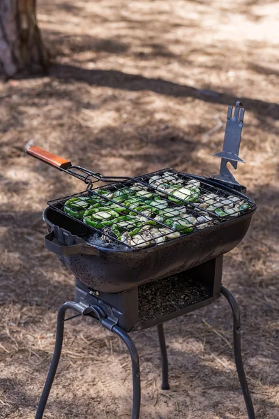 Cucinare le verdure alla griglia . — Foto Stock