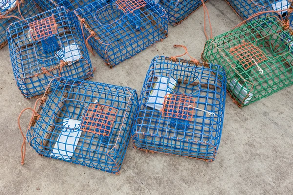 Многие ловушки осьминогов укладываются в порту — стоковое фото