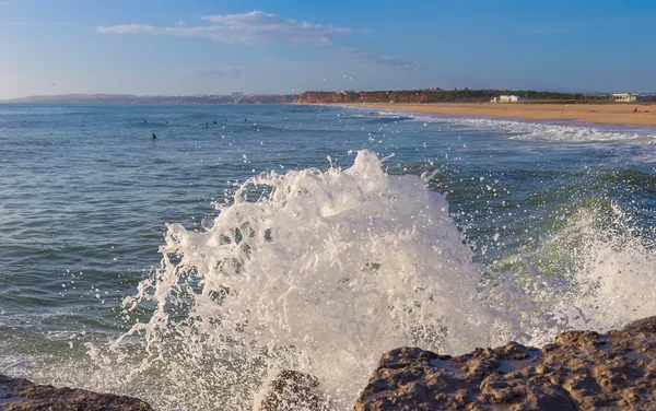 Salpicaduras de las olas en la playa y surf. — Foto de Stock