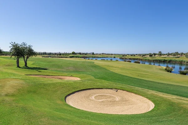 Песчаная ловушка на поле для гольфа . — стоковое фото