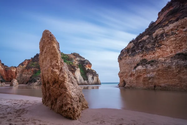 Vista sul mare di baia con una roccia in primo piano. — Foto Stock