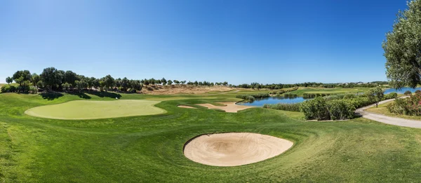 Panorama von einem Golfplatz Sandbunker und Kragen. — Stockfoto