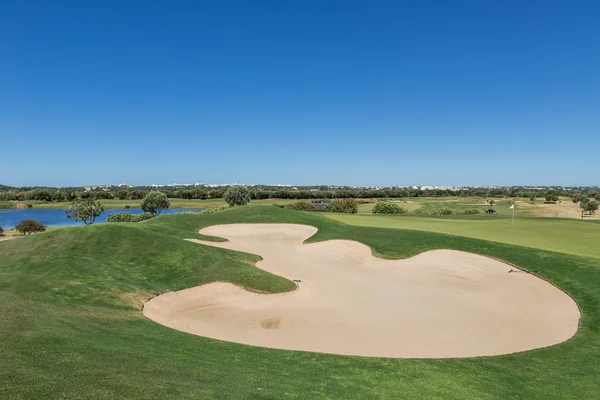 Zelený trávník pro golf. — Stock fotografie