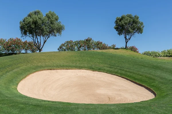 Golfové hřiště připravena pro přehrávání. — Stock fotografie