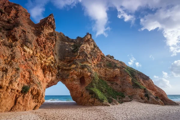 Acantilado roca arcos en la playa de Prainha. — Foto de Stock