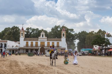 El Rocio, Endülüs, İspanya - 22 Mayıs: Kutsal ziyaret ettikten sonra Romeria köye gider.
