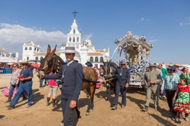 El Rocio, Endülüs, İspanya - 22 Mayıs: Kutsal ziyaret ettikten sonra Romeria köye gider.