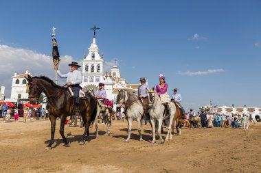 El Rocio, Endülüs, İspanya - 22 Mayıs: Kutsal ziyaret ettikten sonra Romeria köye gider.