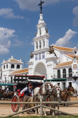 El Rocio, Endülüs, İspanya - 22 Mayıs: Kutsal ziyaret ettikten sonra Romeria köye gider.