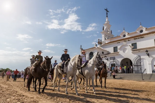 El Rocio, Andalusien, Spanien - 22 Mai: Romeria nach dem Besuch der Wallfahrtskirche geht zu Dorf. — Stockfoto
