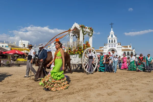 El Rocio, Andalusie, Španělsko - 22. května: Romeria po prohlídce svatyně jde do vesnice. — Stock fotografie