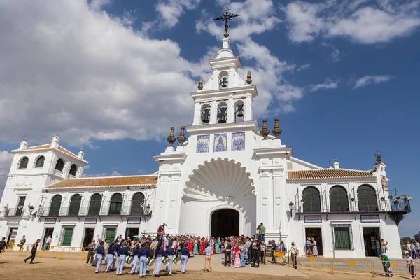 El Rocio, Andalusien, Spanien - 22 Mai: Romeria nach dem Besuch der Wallfahrtskirche geht zu Dorf. — Stockfoto