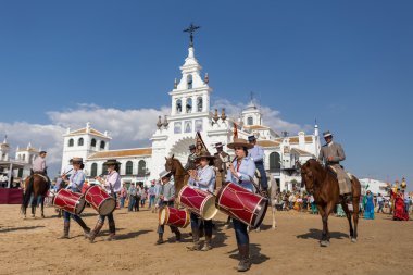El Rocio, Endülüs, İspanya - 22 Mayıs: Kutsal ziyaret ettikten sonra Romeria köye gider.