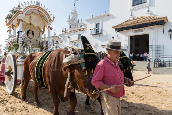 El Rocio, Andalusie, Španělsko - 22. května: Romeria po prohlídce svatyně jde do vesnice. — Stock fotografie