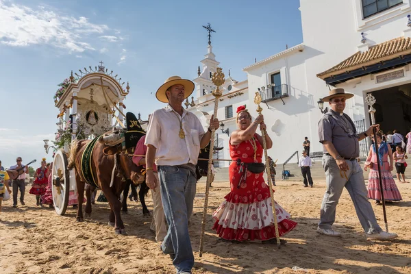 El Rocio, Andalusie, Španělsko - 22. května: Romeria po prohlídce svatyně jde do vesnice. — Stock fotografie