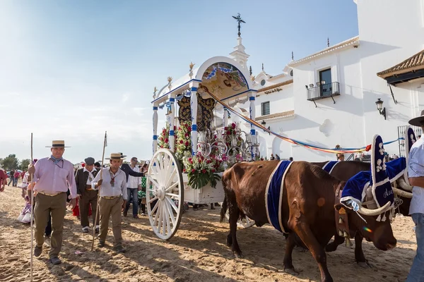 Romeria after visiting the Sanctuary goes to village – stockfoto