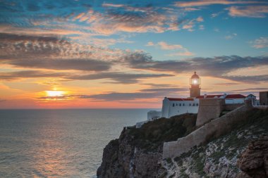 Deniz feneri ve kayalıklarla St Vincent gün batımında.