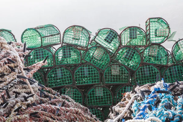 Pile de pièges pour la capture de poissons et crustacés. — Photo