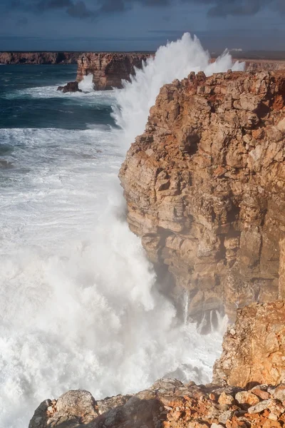 溅起惊涛骇浪拍击着岩石. — 图库照片