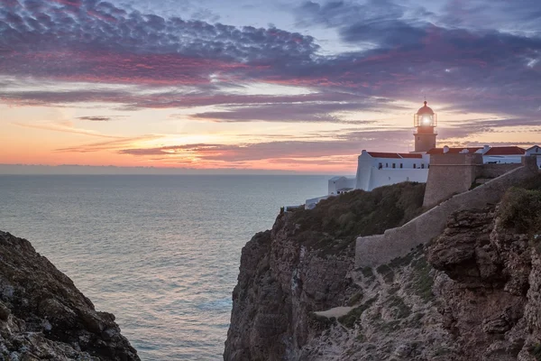 Zonsondergang op zee met uitzicht op vuurtoren in Sagres. — Stockfoto