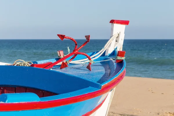 Bateau portugais traditionnel sur la plage. — Photo