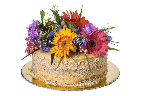 Tårta dekorerad med färska blommor. — Stockfoto