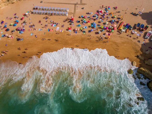 Rollo adelante olas en la playa con los turistas. —  Fotos de Stock