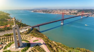 25 Nisan 'da, Tejo Nehri' nin karşısında, Portekiz 'deki Jesus Christ Lisbon' un heykeli. Avrupa 'nın en uzun köprüsü. Yakın plan..