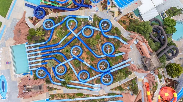 Vue aérienne par drone des piscines du parc aquatique un jour d'été. Gros plan. — Photo