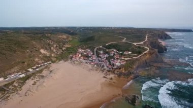 Havadan video çekimi. Atlantik kıyısındaki Monte Clerigo sörf plajı. Portekiz, Aljezur, Sagres, Algarve.