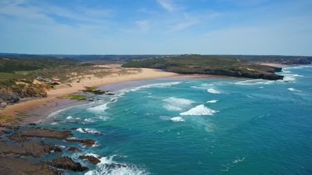 Opnamen vanuit de lucht. Prachtig landschap om te surfen, vissen Amoreira strand aan de Atlantische kust. Portugal, Sagres, Algarve, Aljezur. — Stockvideo