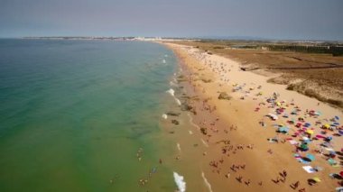 Kıyının, kayanın, Portekiz 'deki Gale plajlarının hava fotoğrafları. Turistler dinleniyor, berrak bir şekilde yüzüyorlar, turkuaz su. İyi atıştı..