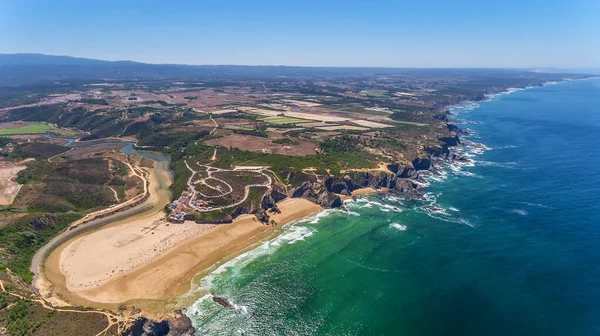 Panorama aéreo del pueblo y la playa de Odeceixe, en verano con vistas al Algarve. Portugal Fotos De Stock
