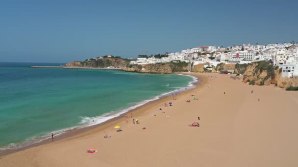 Toeristische Portugese stad Albufeira, pescadores zomerstrand, met toeristen. Algarve. — Stockvideo