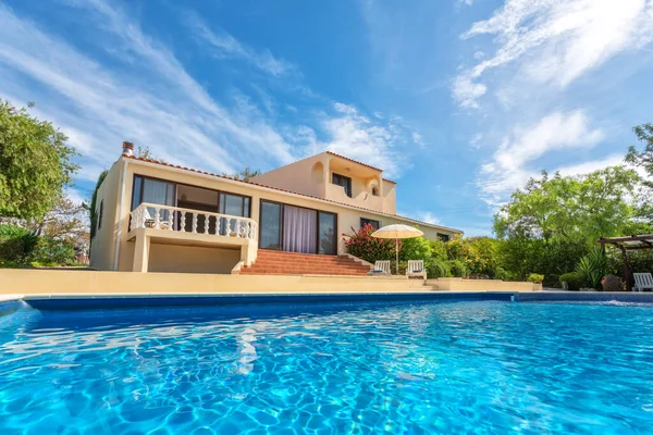 Una piscina de lujo con agua azul clara con vistas a la villa jardín. Para alquiler a turistas. —  Fotos de Stock