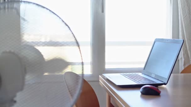 L'environnement de travail de la pièce. Ordinateur sur le bureau. Le ventilateur inclus pour refroidir l'air. Surexposition. Clé haute. — Video