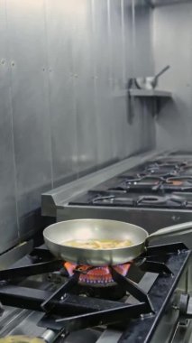 Karides, kalamar, yüksek ısıda kızartılmış deniz ürünleri. Dikey video. Yakın plan..