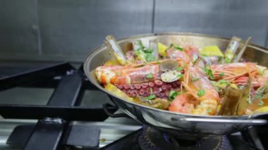 Ahtapot, deniz mahsulü, sebze ve otlu lezzetli, sulu mancınık. Yatay video. Yakın plan..