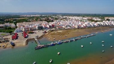 Video çekimi, Cabanas de Tavira köyünün Ria Formosa kanalı. Su turizmi ve geleneksel balıkçılık. Portekiz Algatrve.