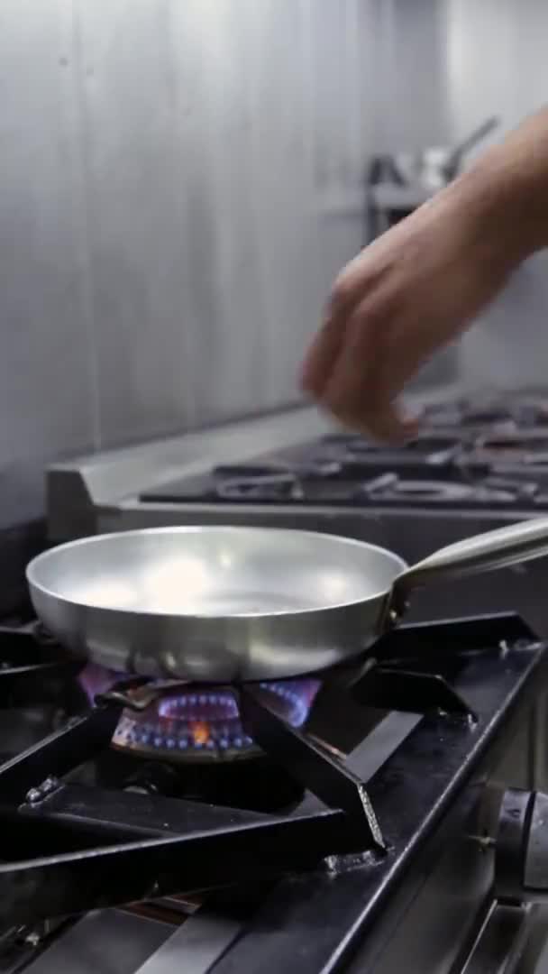 Chef cuisine la palourde à l'ail dans une casserole. Vidéo verticale. Gros plan. — Video