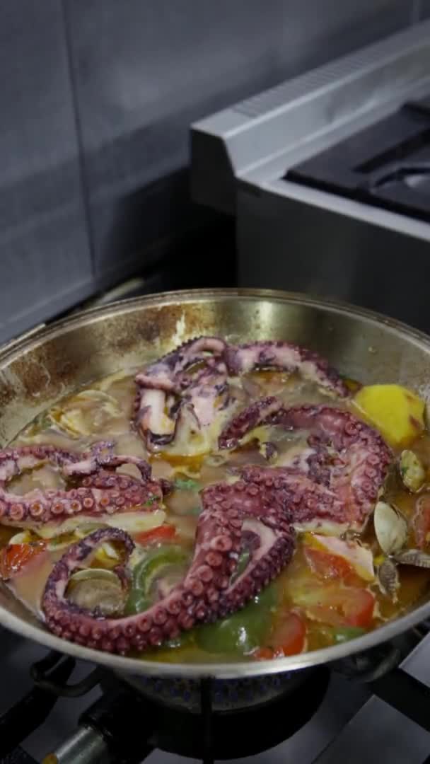Chef prepares a cataplan with octopus, seafood, vegetables and sweet potatoes. Vertical video. Close-up. — Stock Video