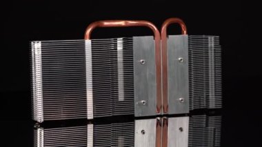 PS platformu için bir grafik video kartı radyatörü, video oyunları ve kripto para birimi mineralizasyonu için bir bileşen. Hareket halindeki siyah bir arkaplanda.