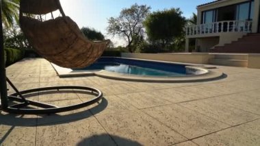 Turistler için güneşli havuz manzarası ve temiz su. Turistler için lüks villa.