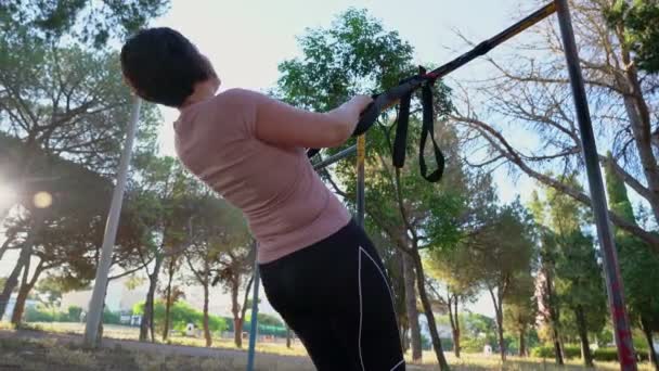 포르투갈 여성, 중년, 화창 한 아침 공원에서 끈당기기를 하고 있습니다.. — 비디오