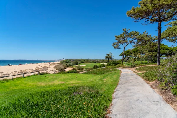 Resort lyxstränder, golfbanor med palmer, med utsikt över havet för turister att koppla av. — Stockfoto